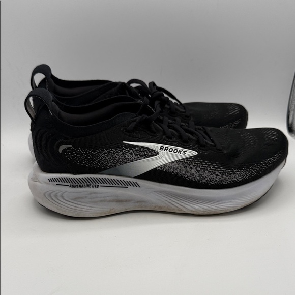 Brooks Adrenaline GTS 25 men’s 9 2E wide shoe Black and White Sneakers S11